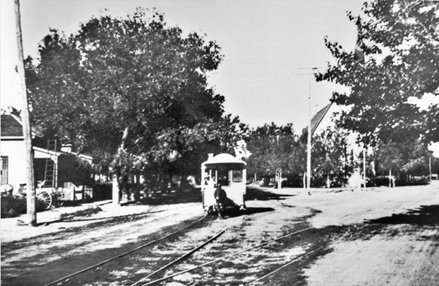 Mandy La Mula tirando de un tranvía en la intersección de la avenida Magoffin y la calle San Antonio en El Paso en 1896 (Universidad de Texas en San Antonio).