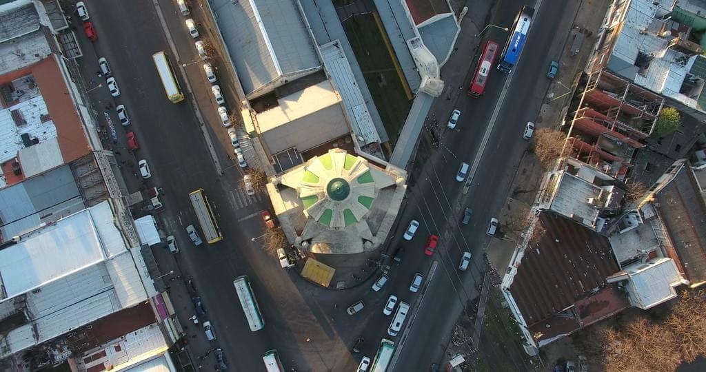 La empresa inglesa Handyside & Co. Ltd. fue la encargada de construir la cúpula que corona la estación de trenes platense; uno de los edificios más característicos de la ciudad.