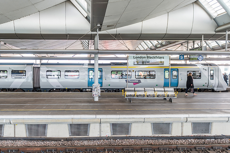 Die Zukunft des Pendlerverkehrs - der komfortable neue Siemens-Zug für das Londoner Thameslink-Netz wurde am 24. Mai 2016 am Bahnhof Blackfriars vorgestellt. Diese neuen Züge spielen eine essentielle Rolle im Rahmend des Thameslink-Programms, dass den Nord-Süd-Zugverkehr durch London entscheidend verbessern soll. Mit Hilfe des Thameslink-Programms soll eine erhöhte Kapazität erreicht und die Anschlussmöglichkeiten verbessert werden, um das steigende Fahrgastaufkommen auf einem der meistgenutzten Zugstrecken in Europa zu bewältigen. On 24 May 2016, Thameslink is set to showcase the future of commuting when it unveils the spacious new Siemens Class 700 Thameslink train at Blackfriars station. These new trains are a vital element of the Thameslink Programme which is transforming north-south travel through London. This will increase capacity and improve connectivity to help meet the demands of rising passenger numbers on one of Europe’s busiest stretches of railway.