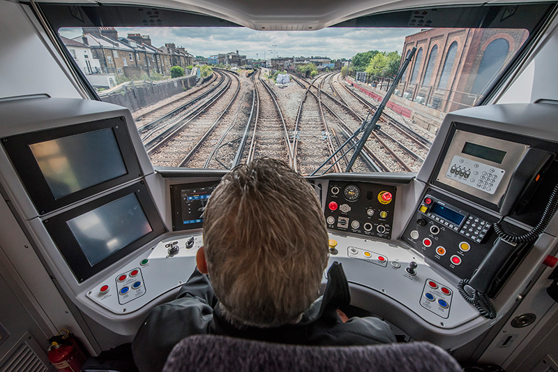 Die Zukunft des Pendlerverkehrs - der komfortable neue Zug für das Londoner Thameslink-Netz wurde am 24. Mai 2016 am Bahnhof Blackfriars vorgestellt. Die 115 Züge der Klasse 700 werden von Siemens gebaut und geliefert, viele von ihnen sind rund 50 Prozent länger als fast jeder Thameslink-Zug der derzeitigen Flotte. Die Züge haben ein geräumigeres Design und wurden speziell für das gestiegene Fahrgastaufkommen auf den Thameslink-Strecken ausgelegt. Allein in den letzten fünf Jahren stiegen die Fahrgastzahlen hier um 40 Prozent. On 24 May 2016, Thameslink is set to showcase the future of commuting when it unveils the spacious new Class 700 Thameslink train at Blackfriars station. 115 ‘Class 700’ trains are being delivered by Siemens, many of them 50% longer than almost every train in the Thameslink fleet which, with its spacious new design, will help meet the huge growth in passenger numbers on Thameslink which have soared 40% in the past five years.