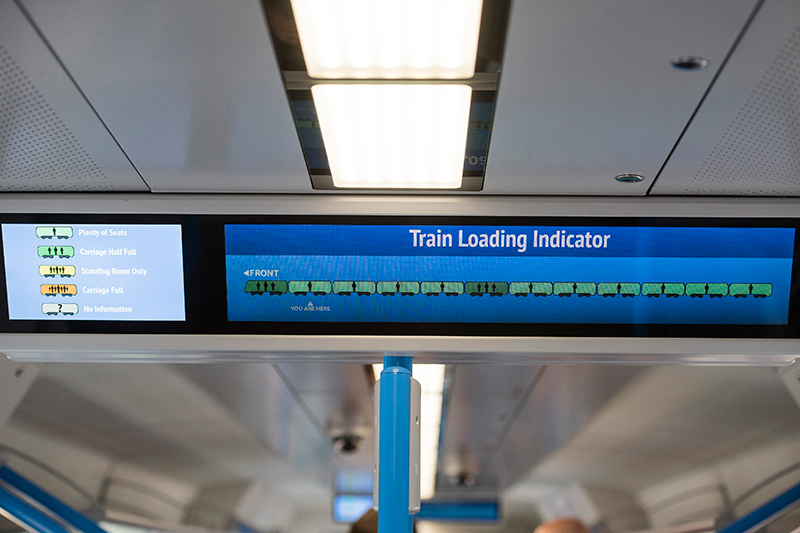 Die Zukunft des Pendlerverkehrs - der komfortable neue Siemens-Zug für das Londoner Thameslink-Netz wurde am 24. Mai 2016 am Bahnhof Blackfriars vorgestellt. Eine der vielen neuen Funktionalitäten sind die elektronischen Anzeigen, die zeigen, in welchem Wagen mehr Sitz- und Stehplätze zur Verfügung stehen. On 24 May 2016, Thameslink is set to showcase the future of commuting when it unveils the spacious new Siemens Class 700 Thameslink train at Blackfriars station. One of the new features of these trains are electronic signs showing which carriages have more space to sit or stand.