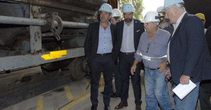 EVALUACIÓN. Cano visitó los talleres y dialogó con los operarios. - See more at: http://www.contextotucuman.com/nota/70992/cano-dijo-que-los-talleres-de-tafi-viejo-seran-claves-para-el-belgrano-cargas.html#sthash.JyFwTeCC.dpuf