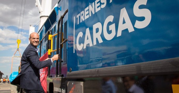 guillermo-dietrich-con-la-nueva-locomotora-de-trenes-argentinos