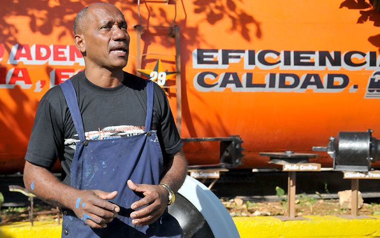 «Gracias al ingenio de los innovadores, maquinarias con más de 40 años de explotación dan respuesta a la fabricación de piezas y componentes empleados en la restauración de coches de pasajeros», refiere el anirista Víctor Carbó Rodríguez. (Foto: Ramón Barreras Valdés)