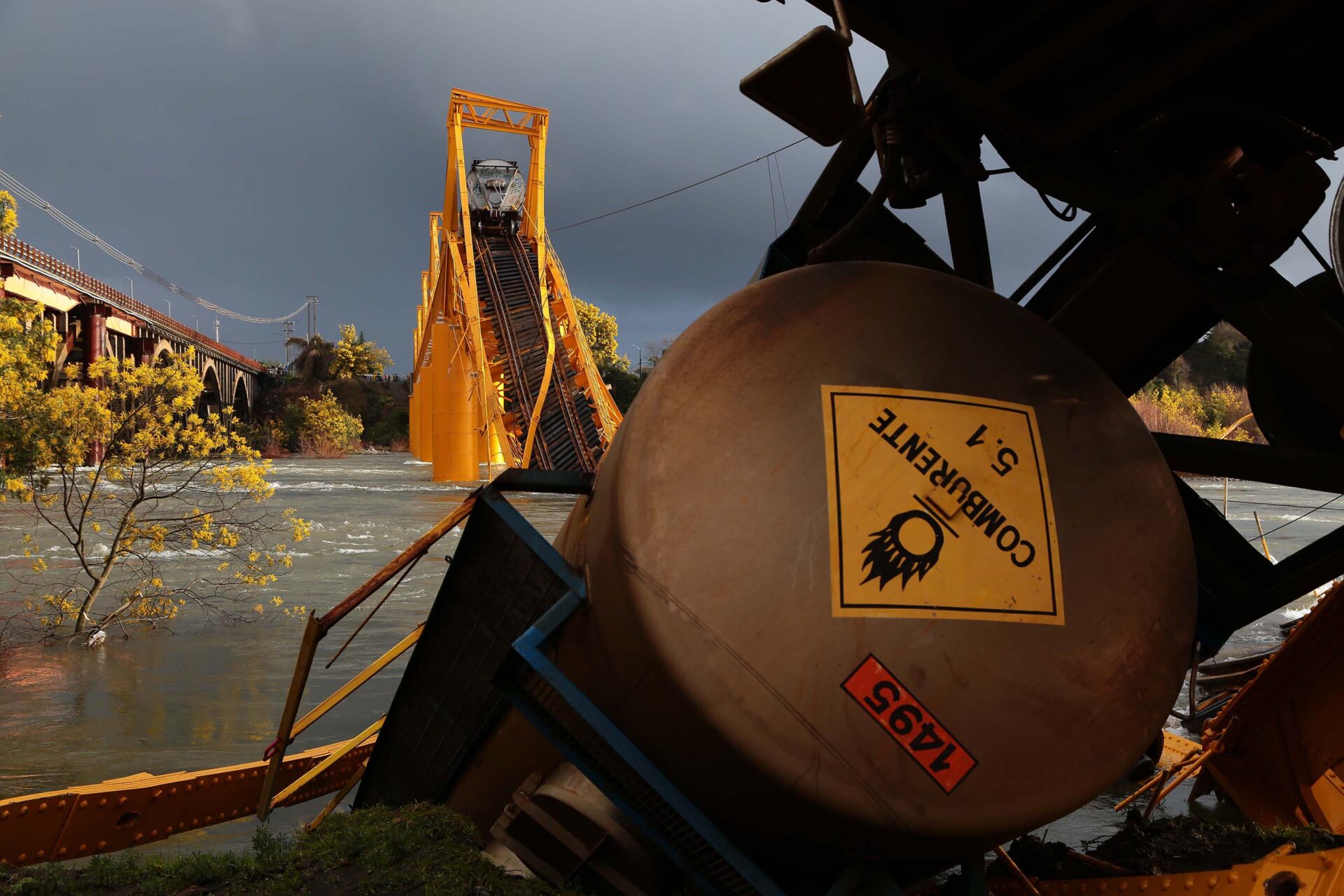 La Araucania, 18 de agosto de 2016. Durante la tarde de este jueves un tren de carga cayo a las aguas del río Tolten, en la región de La Araucania. El hecho sucedió cuando la máquina cruzaba el puente ferroviario Pitrufquen. Alvaro Poblete/Aton Chile
