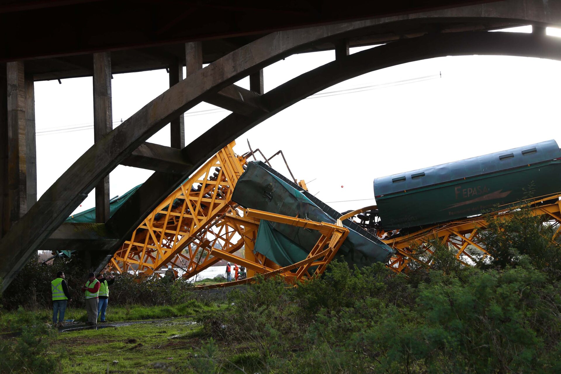 La Araucania, 18 de agosto de 2016. Durante la tarde de este jueves un tren de carga cayo a las aguas del ro Tolten, en la regin de La Araucania. El hecho sucedi cuando la mquina cruzaba el puente ferroviario Pitrufquen. Alvaro Poblete/Aton Chile