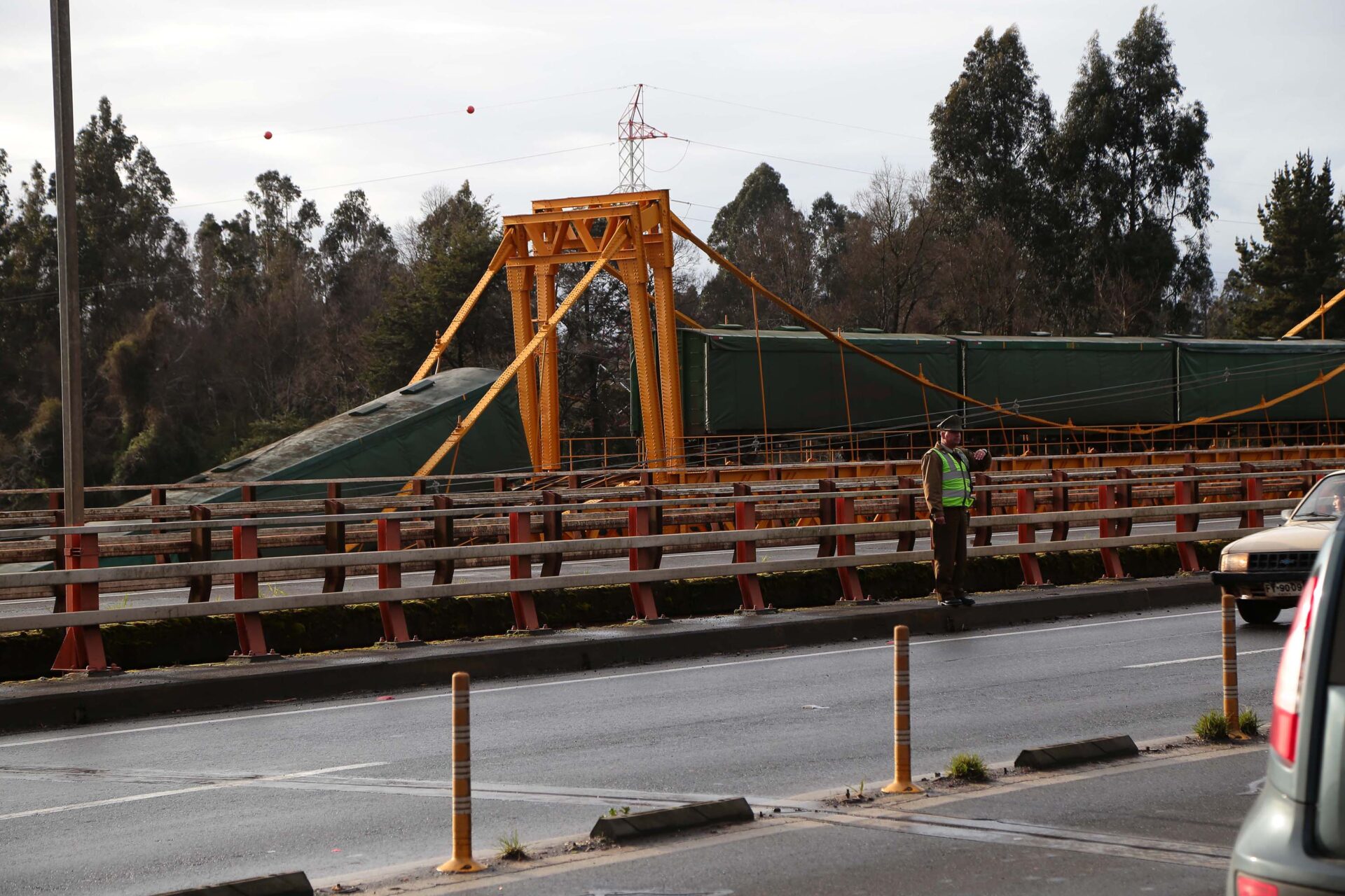 La Araucania, 18 de agosto de 2016. Durante la tarde de este jueves un tren de carga cayo a las aguas del río Tolten, en la región de La Araucania. El hecho sucedió cuando la máquina cruzaba el puente ferroviario Pitrufquen. Alvaro Poblete/Aton Chile