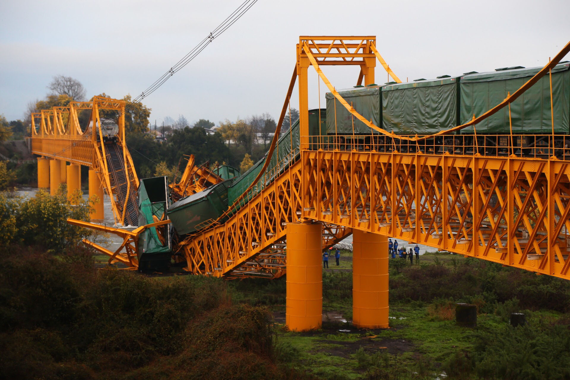 Pitrufquen, 19 de agosto de 2016. Continuan los trabajos en el puente que se desmorono ayer, cayendo al rio Tolten siete vagones que transportaban barriles con petroleo, soda caustica y clorato. Alvaro Poblete/Aton Chile
