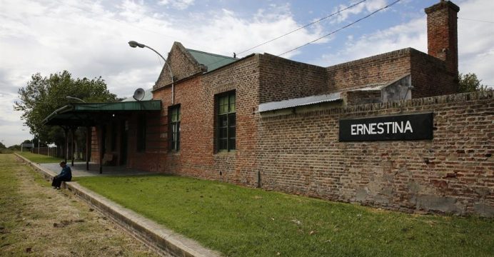 Ernestina, un pueblo que desaparece, tiene 140 habitantes y está muy lejos de su esplendor de unas décadas atras. Foto: LA NACION / Ricardo Pristupluk