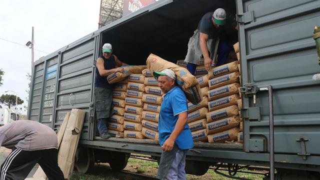 En la terminal de Retiro, otra imagen de atraso e ineficiencia: las bolsas se descargan sobre los hombros. Foto: Ernesto Bioy
