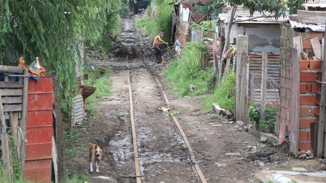 Por vías deterioradas, atravesando villas, va el Belgrano en Rosario; son habituales los descarrilamientos, ataques y saqueos. Foto: Ernesto Bioy