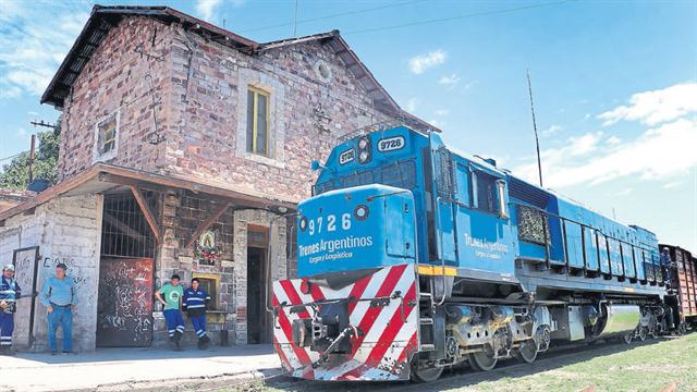 La vieja locomotora, al frente de 13 vagones, en Jujuy. Foto: Ernesto Bioy