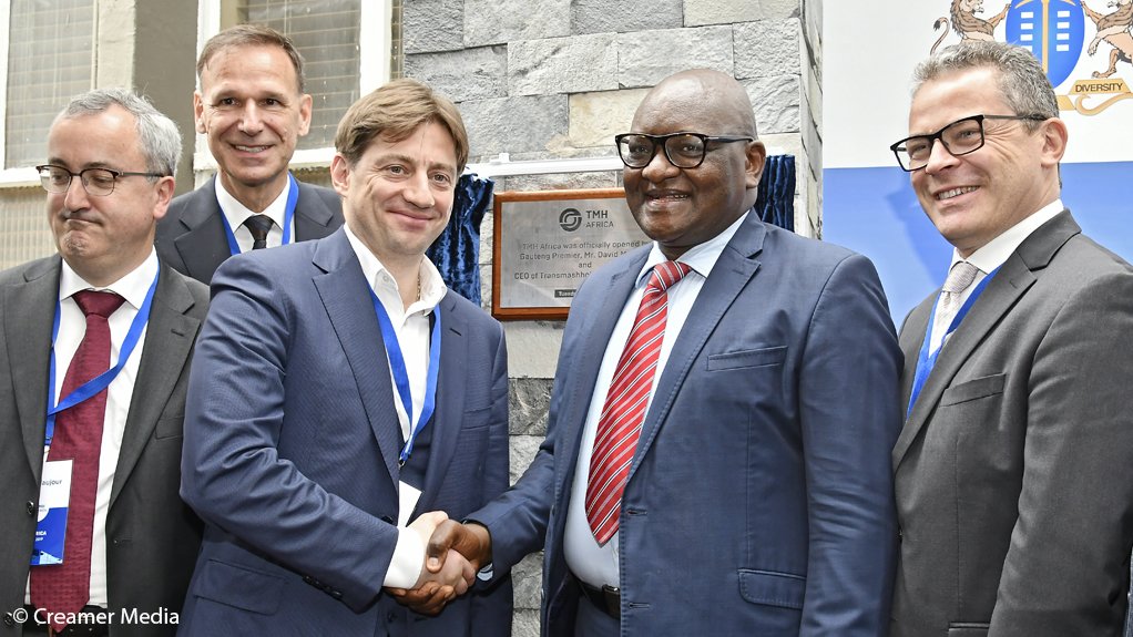 La empresa de ingeniería ferroviaria TMH África inauguró el martes su planta de fabricación de material rodante de 45 000 m2, en Boksburg, Gauteng.