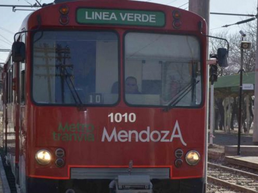 El Metrotranvía comienza a quedar chico en horarios pico