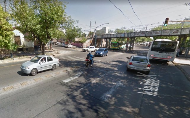 Los habitantes de Godoy Cruz podrán elegir el color de su Puente de Hierro