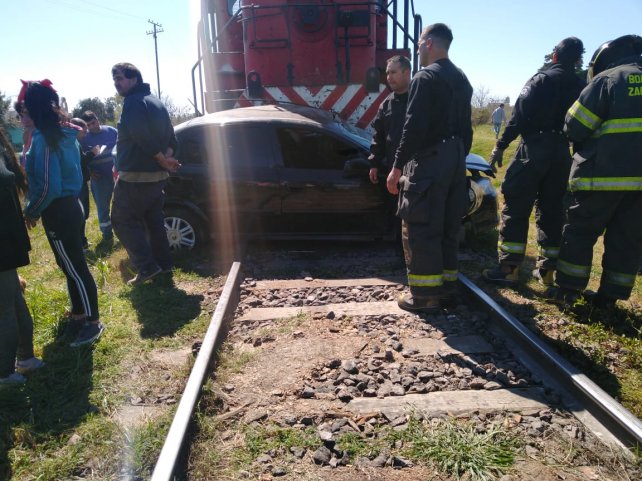 Un tren embistió a un auto y lo arrastró doscientos metros sobre las vías del ferrocarril