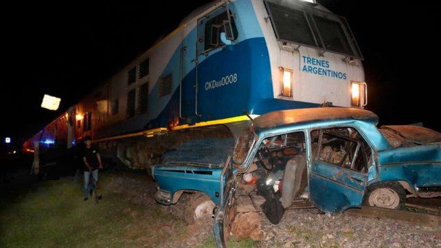 Un muerto y dos heridos al embestir un tren a un auto