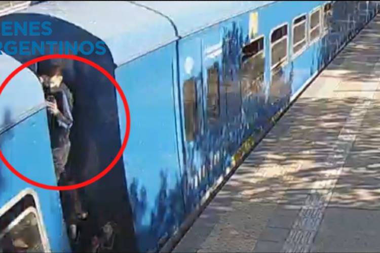 Surfearon el tren San Martín pero la ola de la PFA los detuvo