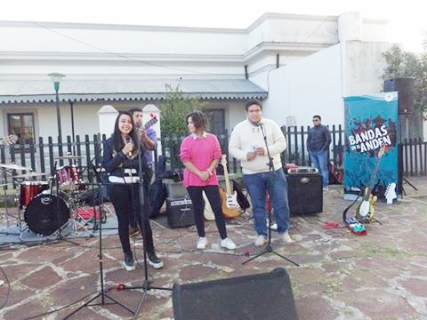 Bandas en el andén