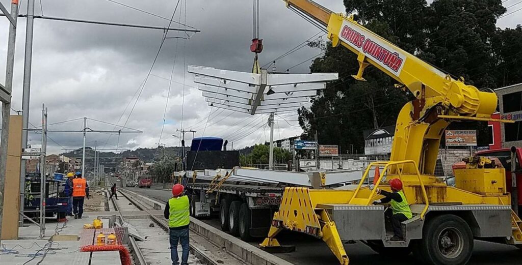 Ecuador: Inicia la instalación de las paradas del tranvía, a 86 días para entrega de obras