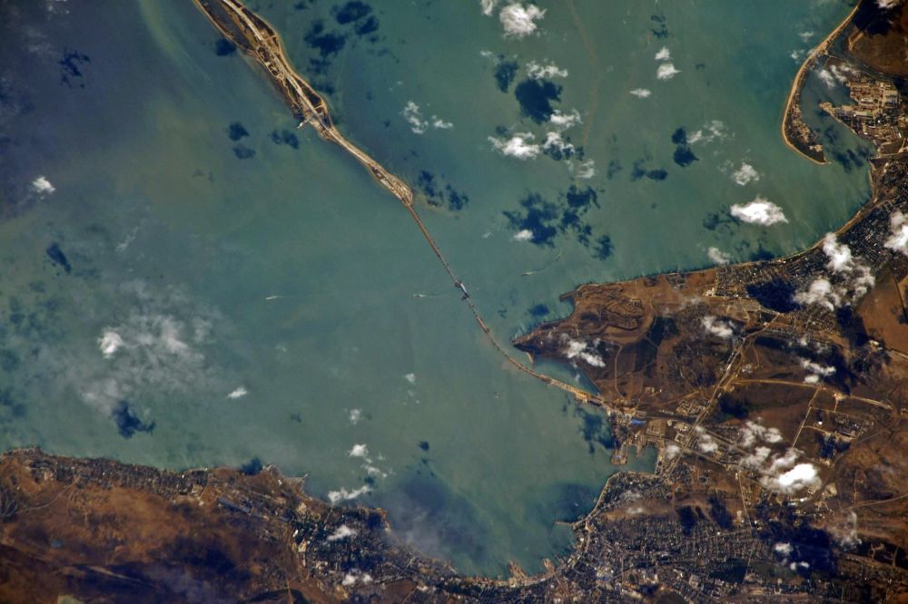 Rusia: El grandioso puente de Crimea, visto desde el espacio