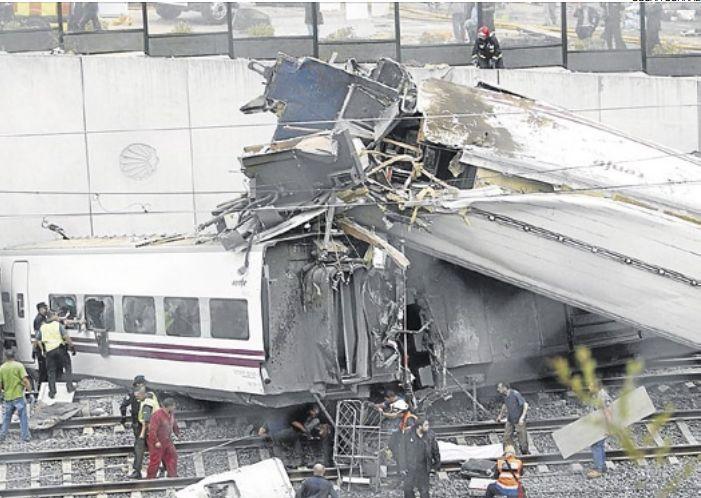 España: El juez imputa a un jefe de Adif por el accidente de Santiago en el 2013