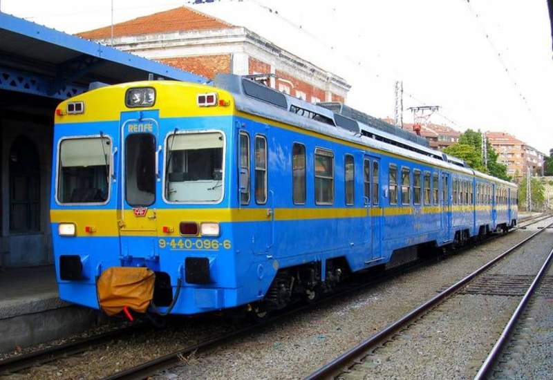 España: El tren 440 reedita un viaje de antaño a León: ventanilla bajada y el viento de cara