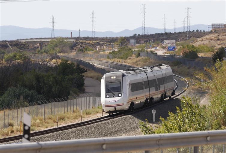 España: Adif reduce cinco limitaciones de velocidad en el tren a Sagunto