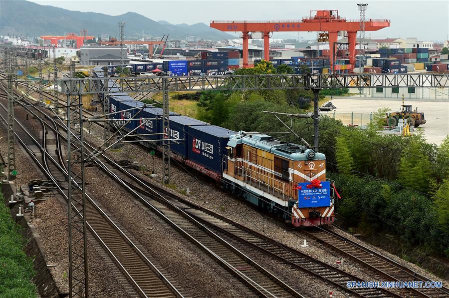 Vista de un Tren Express de carga chino saliendo hacia Praga desde Yiwu