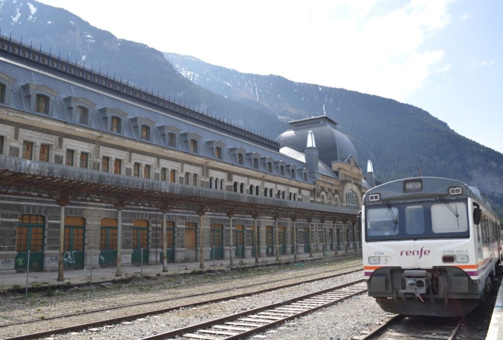 Siete estaciones de tren españolas que deberías conocer