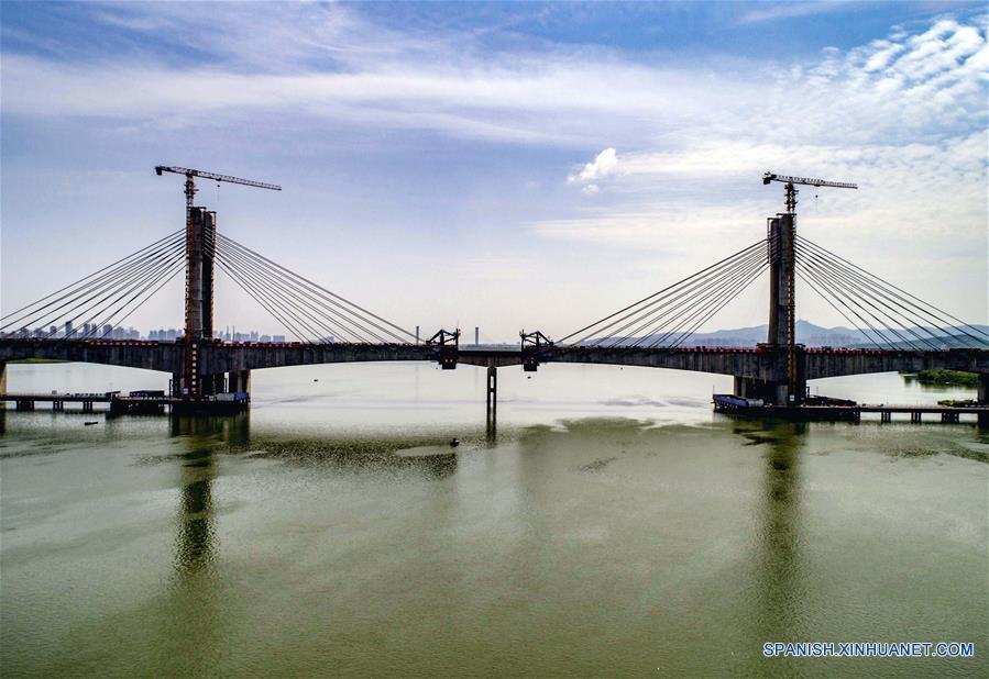 China: Puente Hanjiang del Ferrocarril Menghua en construcción