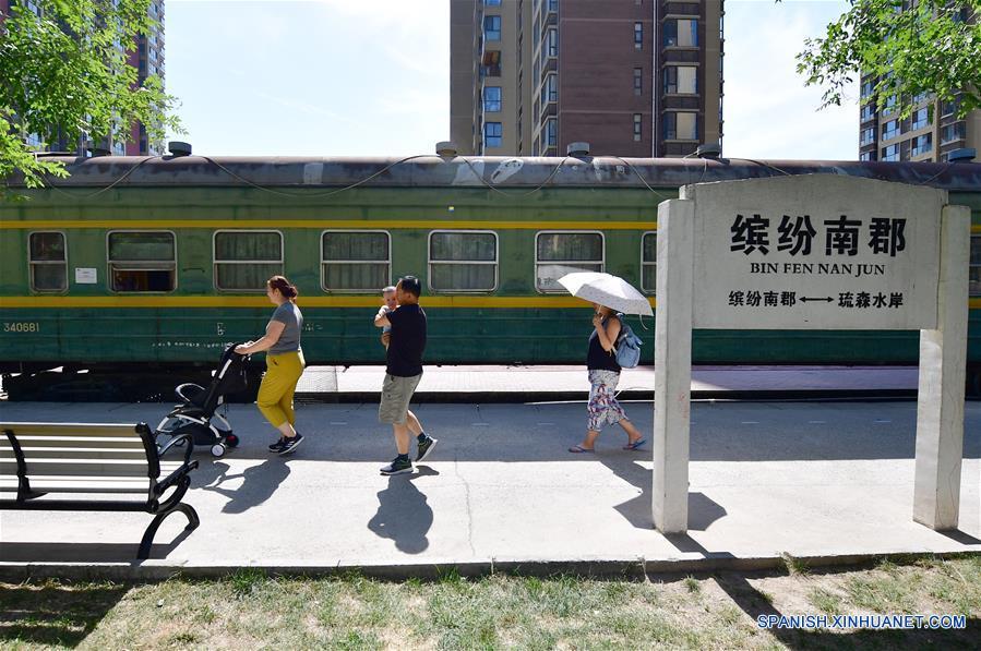 China: Vagón de tren fuera de servicio que sirve como supermercado