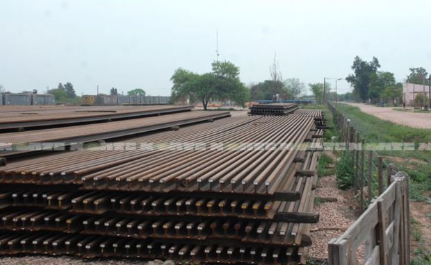 Centralizan en Avia Terai el acopio de rieles y durmientes de cemento para el corredor ferroviario salta-rosario