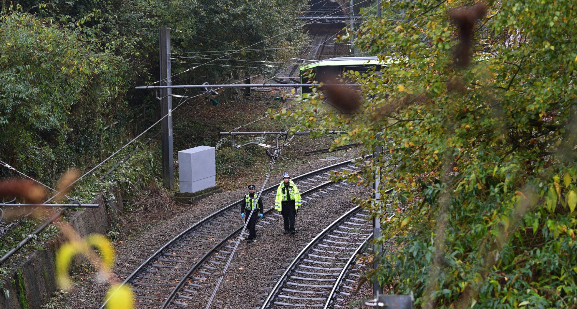 Inglaterra: 5 muertos y 50 heridos al descarrilar un tren en Londres en plena hora punta