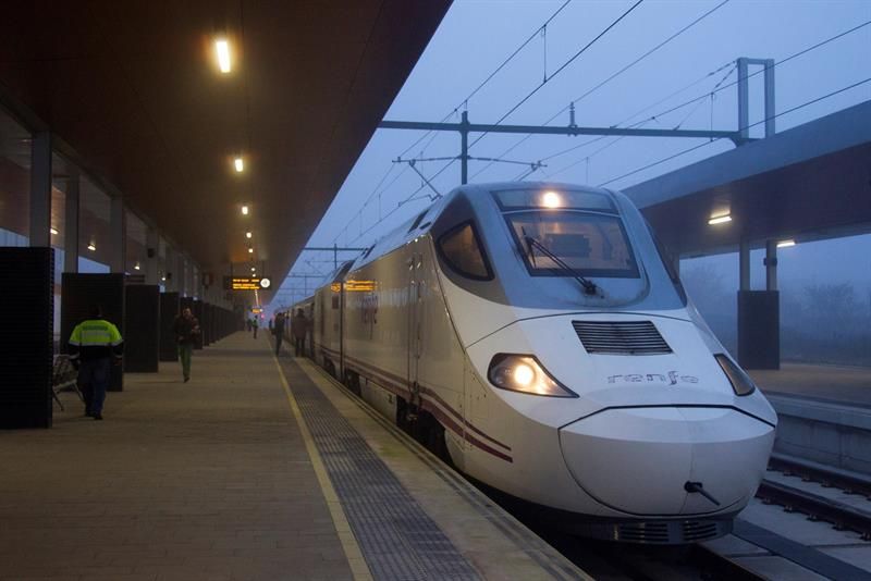España: El «tren madrugador» del AVE Zamora-Madrid suma 32.000 viajeros en seis meses