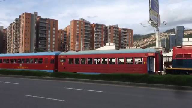 Colombia: Así trabaja el «Tren de la Sabana» movilizando estudiantes y turistas