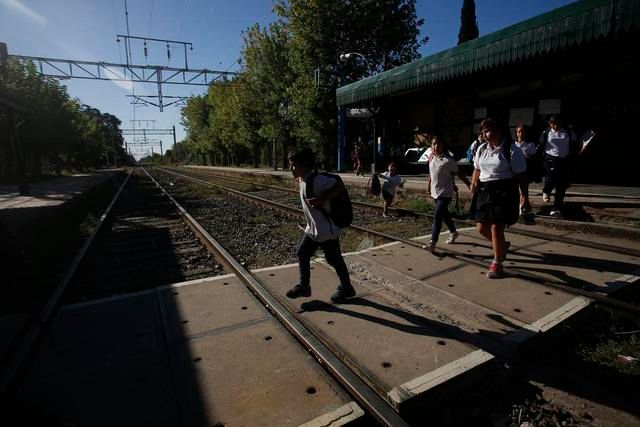 En la estación Pereyra, los trenes y las obras siguen pasando de largo