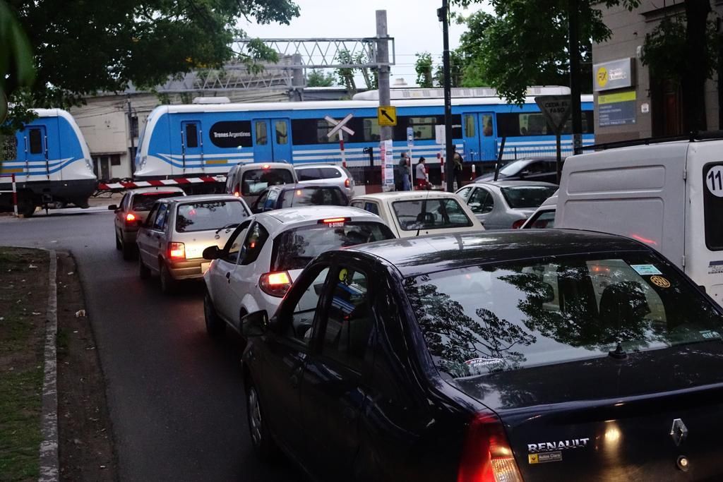 El tránsito empieza a sufrir por la deuda de los pasos bajo nivel