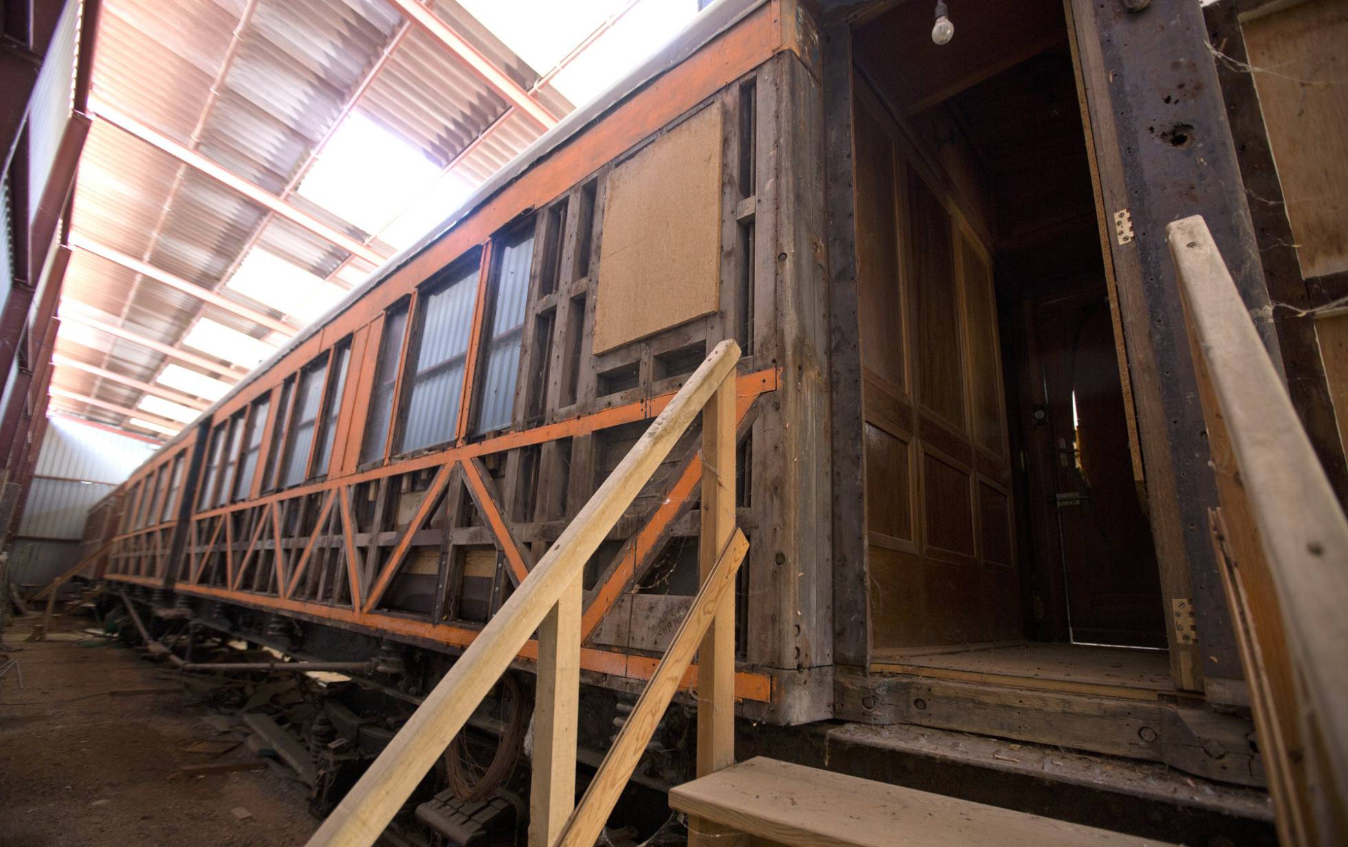 Nadie restaura el tren de Franco