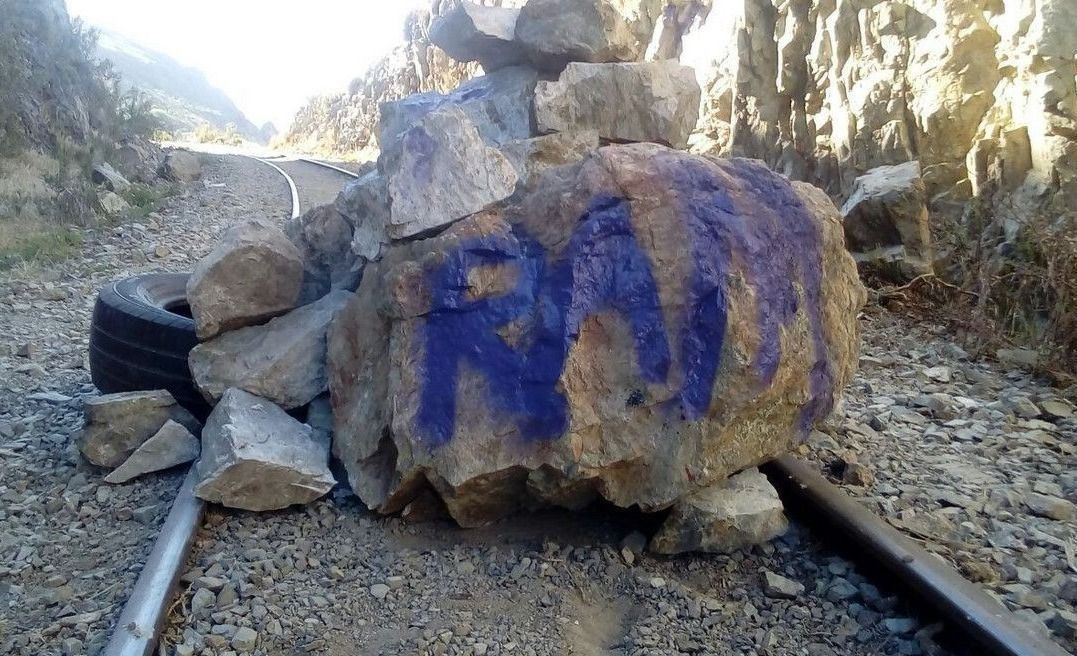 Cortaron las vías de La Trochita y dejaron inscripciones de la RAM