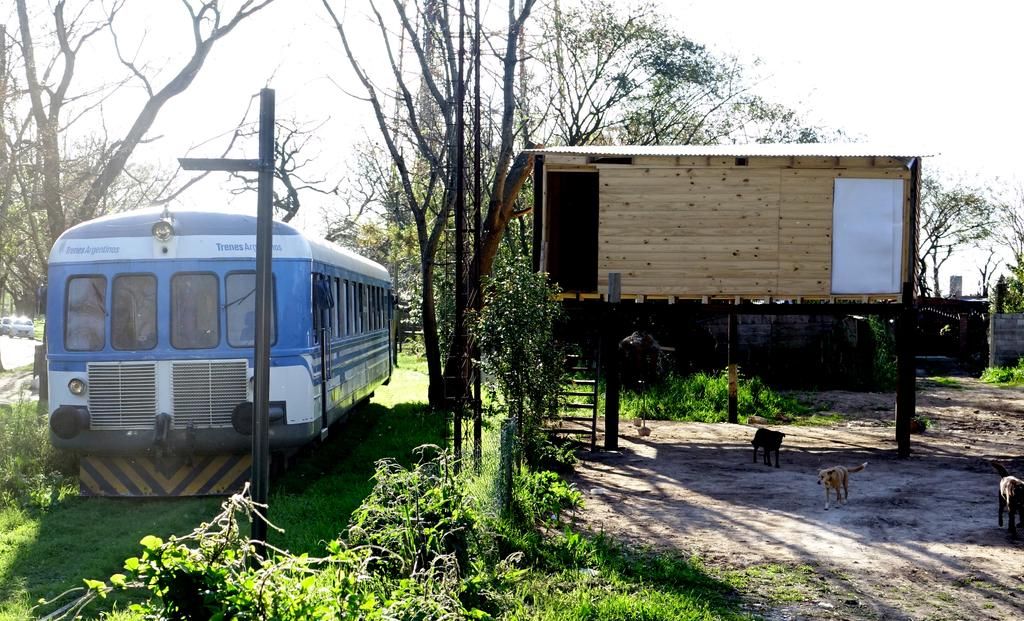 Nuevas ocupaciones a la vera de las vías jaquean la integridad del Bosque platense