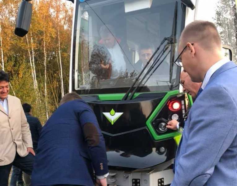 Bolivia: Gobernador conduce y prueba frenos de tren que se construye para Cochabamba