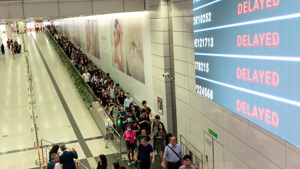China: Una falla sin precedentes en la red ferroviaria de Hong Kong sumió a la ciudad en un caos