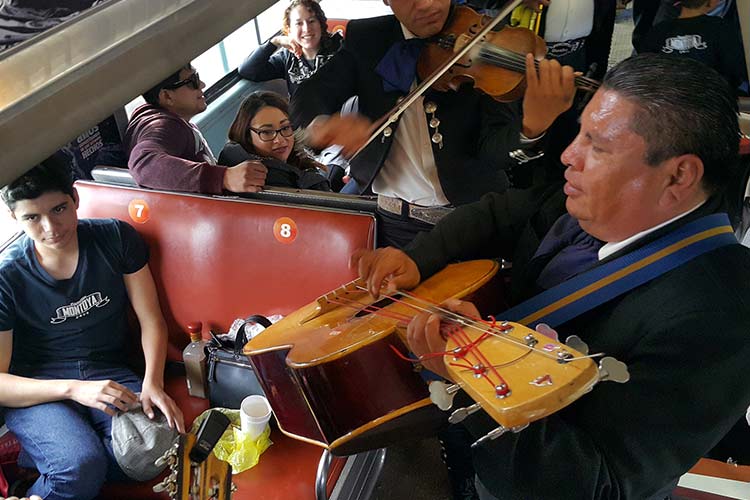 México: Viajan en el tren gastronomía y música