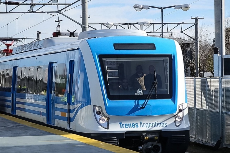 Comienza a parar el tren en la Estación de Ringuelet