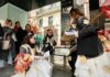 Zaragoza: Las bibliotecas municipales de zaragoza llenan de libros las paradas de los tranvías con la iniciativa ‘Para, Mira, Lee’.
