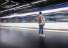 La Comunidad de Madrid agota en media hora la antigua señalética de la estación Santiago Bernabéu tras ponerla a la venta en la tienda online de Metro