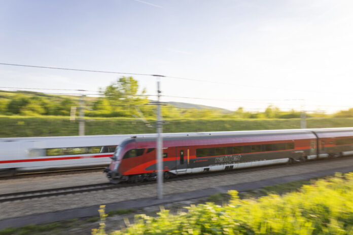 Deutsche Bahn cierra la línea Salzburgo-Tirol del 3 al 30 de noviembre por obras. Desvíos, supresiones y autobuses sustitutivos en servicios ÖBB de larga distancia. Deutsche Bahn cierra la línea Salzburgo-Tirol del 3 al 30 de noviembre por obras. Desvíos, supresiones y autobuses sustitutivos en servicios ÖBB de larga distancia.