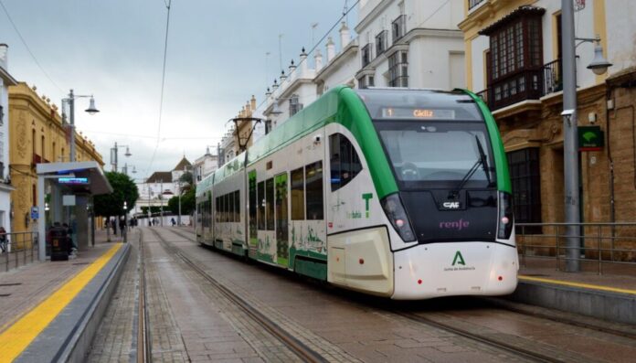 Trambahía 01 El tranvía de la Bahía de Cádiz celebra su tercer aniversario con 6,28 millones de viajeros, puntualidad del 97% y nuevos contratos de mantenimiento por 28 millones.