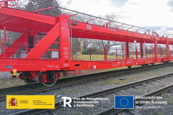 Vagones porta-autos dobles de Transfesa Logistics con piso superior regulable circulando en ancho UIC por el Corredor Mediterráneo.